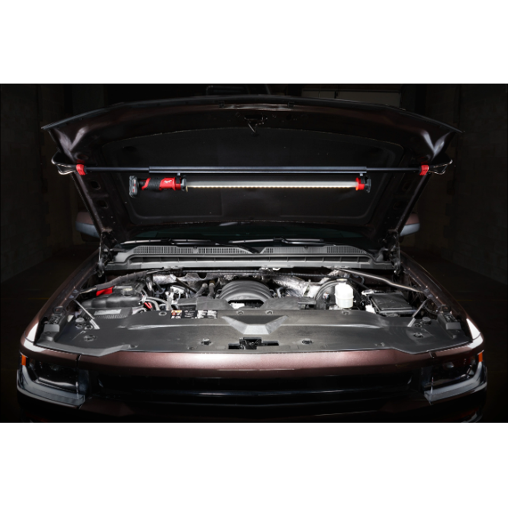 Milwaukee M12 LED Motorhuvslampa monterad